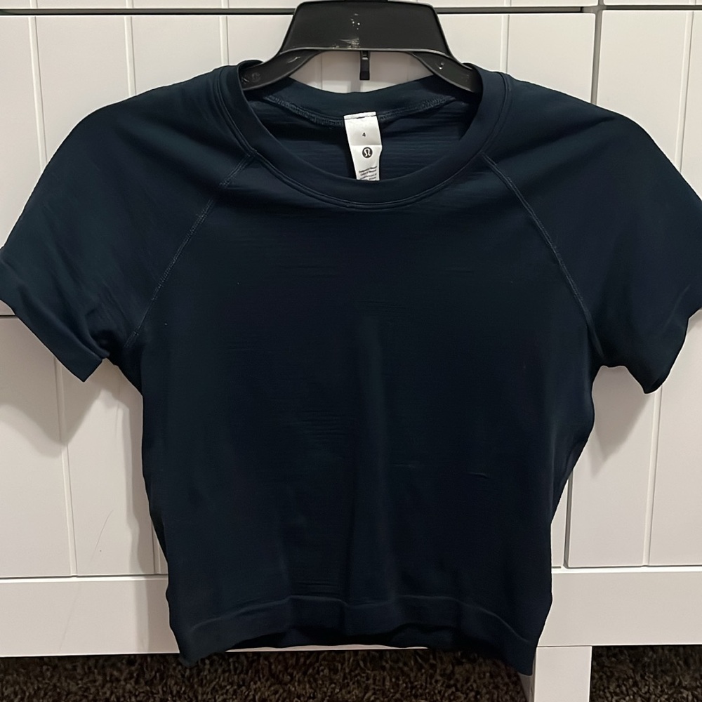 Navy cropped swiftly tech brand new size 4 $55